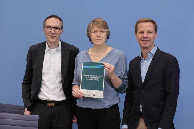 News Themen der Woche KW38 Sascha Müller-Kraenner, Bundesgeschäftsführer Deutsche Umwelthilfe (DUH), Verena Graichen, Stellvertretende Bundesvorsitzende Bund für Umwelt- und Naturschutz Deutschland (BUND), Prof. Dr. Kai Niebert, Präsident Deutscher Naturschutzring (DNR), Deutschland, Berlin, Bundespressekonferenz, Thema: Zeitenwende für echte Energie- und Ernährungssicherheit *** Sascha Müller Kraenner, Federal Executive Director Deutsche Umwelthilfe DUH , Verena Graichen, Deputy Federal Chairwoman Bund für Umwelt und Naturschutz Deutschland BUND , Prof Dr Kai Niebert, President Deutscher Naturschutzring DNR , Germany, Berlin, Federal Press Conference, Topic Turning the Tide for Real Energy and Food Security