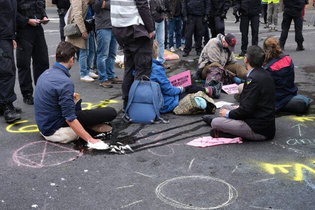 News Themen der Woche KW38 19.09.2022, Berlin, DEU Aktivisten von Extinction Rebellion protestierten u.a. mit festkleben auf der Strasse auf der Kreuzung Unter den Linden Friedrichstrasse gegen die weitere Förderung und Nutzung fossiler Brennstoffe. *** 19 09 2022, Berlin, DEU Activists from Extinction Rebellion protested against the further extraction and use of fossil fuels by sticking on the street at the intersection of Unter den Linden and Friedrichstrasse.