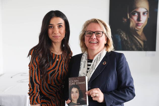News Themen der Woche KW38 News Bilder des Tages Bundesentwicklungsministerin Svenja Schulze trifft Friedensnobelpreisträgerin Nadia Murad. Seit 2016 ist Nadia Murad Sonderbotschafterin der Vereinten Nationen für die Würde der Überlebenden von Menschenhandel. Gleichzeitig setzt sie sich aktiv für ihre Heimatregion Sinjar im Irak ein. Bundesministerium für wirtschaftliche Zusammenarbeit und Entwicklung (BMZ) am 19.09.22 in Berlin BM Svenja Schulze trifft Friedensnobelpreisträgerin Nadia Murad in Berlin *** Federal Minister for Economic Cooperation and Development Svenja Schulze meets Nobel Peace Prize Laureate Nadia Murad Since 2016, Nadia Murad has been the United Nations Special Envoy for the Dignity of Survivors of Human Trafficking At the same time, she actively advocates for he