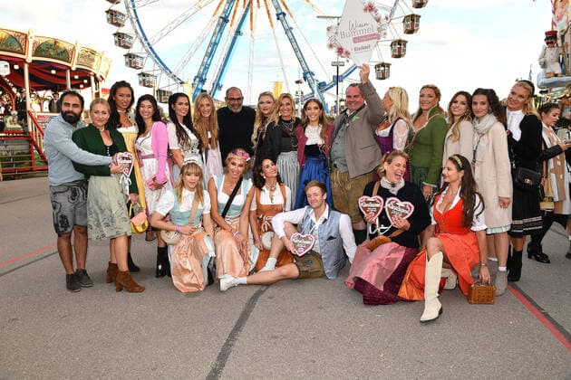 Entertainment Themen der Woche KW38 Entertainment Bilder des Tages Cathy Hummels und ihre Gäste (Sophia Thiel, Dagmar, Wöhrl, Sila Sahin, Sylvia Walker, Andrea Kaiser, Simone Ballack, Timur Bartels, Magdalena Brzeska, Paola Maria u.a.) bei ihrem Wiesn Bummel am 19.09.2022 auf dem Oktoberfest in München Cathy Hummels Wiesn Bummel auf dem Oktoberfest 2022 in München *** Cathy Hummels and her guests Sophia Thiel, Dagmar, Wöhrl, Sila Sahin, Sylvia Walker, Andrea Kaiser, Simone Ballack, Timur Bartels, Magdalena Brzeska, Paola Maria u a at her Wiesn Bummel on 19 09 2022 at the Oktoberfest in Munich Cathy Hummels Wiesn Bummel at the Oktoberfest 2022 in Munich 