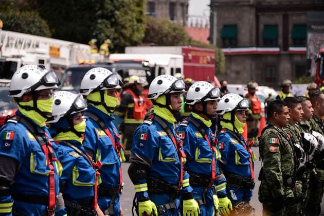 September 19, 2022, Mexico City, Mexico: Elements of civil protection, fire corp and volunteers take part during the earthquake drill of magnitude 7.1 Richter scale to teach people how security personnel should act to provide help to victims as part of the commemoration of the 2017 Earthquake. on September 19, 2022, Mexico City, Mexico. Mexico City Mexico - ZUMAe321 20220919_zia_e321_043 Copyright: xCarlosxTischlerxEyepixxGroupx