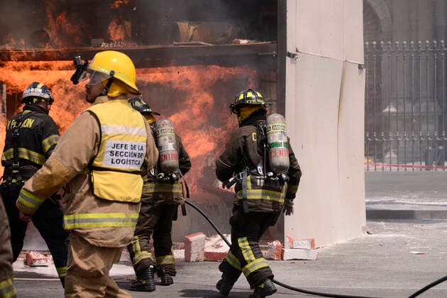 September 19, 2022, Mexico City, Mexico: Elements of civil protection, fire corp and volunteers take part during the earthquake drill of magnitude 7.1 Richter scale to teach people how security personnel should act to provide help to victims as part of the commemoration of the 2017 Earthquake. on September 19, 2022, Mexico City, Mexico. Mexico City Mexico - ZUMAe321 20220919_zia_e321_049 Copyright: xCarlosxTischlerxEyepixxGroupx