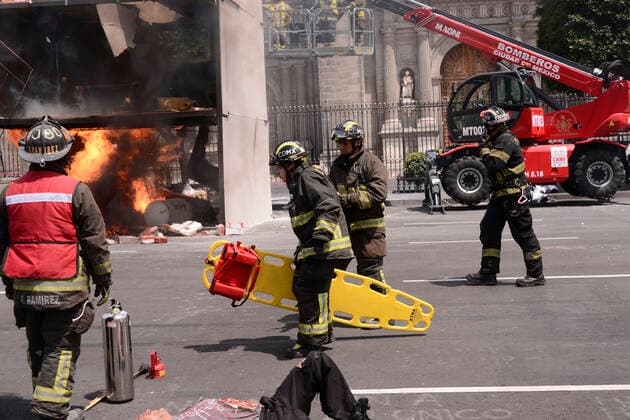 September 19, 2022, Mexico City, Mexico: Elements of civil protection, fire corp and volunteers take part during the earthquake drill of magnitude 7.1 Richter scale to teach people how security personnel should act to provide help to victims as part of the commemoration of the 2017 Earthquake. on September 19, 2022, Mexico City, Mexico. Mexico City Mexico - ZUMAe321 20220919_zia_e321_051 Copyright: xCarlosxTischlerxEyepixxGroupx