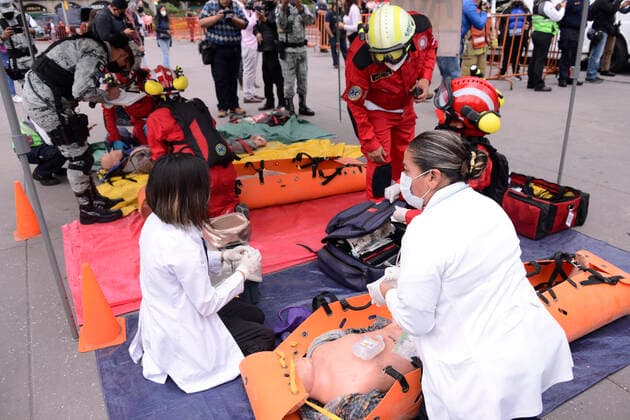 September 19, 2022, Mexico City, Mexico: Elements of civil protection, fire corp and volunteers take part during the earthquake drill of magnitude 7.1 Richter scale to teach people how security personnel should act to provide help to victims as part of the commemoration of the 2017 Earthquake. on September 19, 2022, Mexico City, Mexico. Mexico City Mexico - ZUMAe321 20220919_zia_e321_052 Copyright: xCarlosxTischlerxEyepixxGroupx