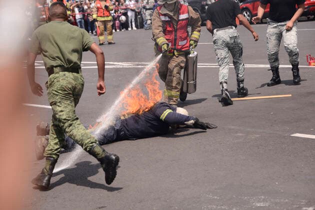 September 19, 2022, Mexico City, Mexico: Elements of civil protection, fire corp and volunteers take part during the earthquake drill of magnitude 7.1 Richter scale to teach people how security personnel should act to provide help to victims as part of the commemoration of the 2017 Earthquake. on September 19, 2022, Mexico City, Mexico. Mexico City Mexico - ZUMAe321 20220919_zia_e321_053 Copyright: xCarlosxTischlerxEyepixxGroupx