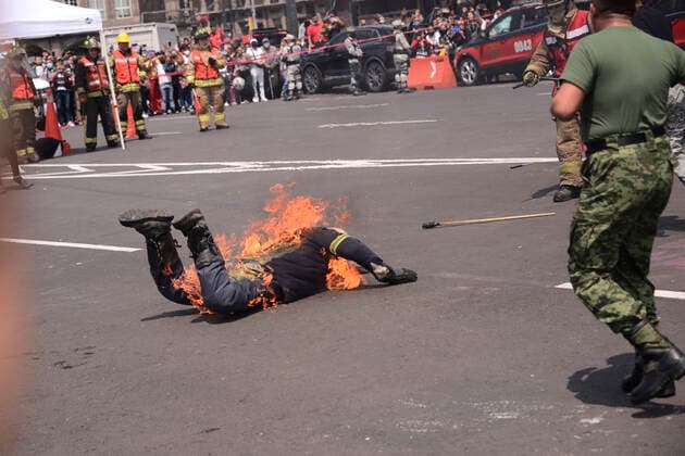 September 19, 2022, Mexico City, Mexico: Elements of civil protection, fire corp and volunteers take part during the earthquake drill of magnitude 7.1 Richter scale to teach people how security personnel should act to provide help to victims as part of the commemoration of the 2017 Earthquake. on September 19, 2022, Mexico City, Mexico. Mexico City Mexico - ZUMAe321 20220919_zia_e321_057 Copyright: xCarlosxTischlerxEyepixxGroupx