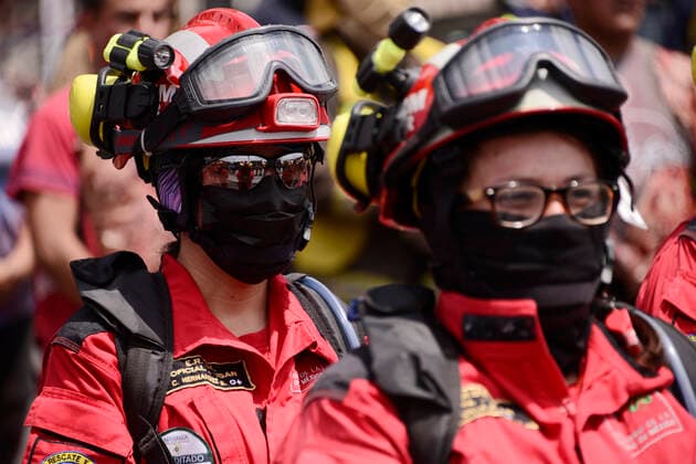 September 19, 2022, Mexico City, Mexico: Elements of civil protection, fire corp and volunteers take part during the earthquake drill of magnitude 7.1 Richter scale to teach people how security personnel should act to provide help to victims as part of the commemoration of the 2017 Earthquake. on September 19, 2022, Mexico City, Mexico. Mexico City Mexico - ZUMAe321 20220919_zia_e321_075 Copyright: xCarlosxTischlerxEyepixxGroupx