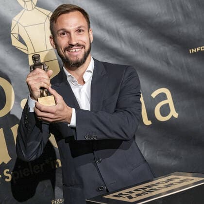Entertainment Bilder des Tages 20220919 26. Bruno-Gala WIEN, OESTERREICH - 19. SEPTEMBER: Kapitaen von FC Red Bull Salzburg Andreas Ulmer, Preistraeger der Bruno-Award in der Kategorie Mannschaft der Saison praesentiert von Kronen Zeitung waehrend der Preisverleihung anlaesslich des 26. Bruno Galas, Das Fest Der SpielerInnen, praesentiert von Kronen Zeitung im Globe Wien in der Marx-Halle am 19. September 2022 in Wien, Oesterreich. 220919_SEPA_17_010 Copyright: xIsabellexOuvrardx SEPAxMedia