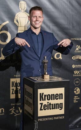 20220919 26. Bruno-Gala WIEN, OESTERREICH - 19. SEPTEMBER: Tormann von FK Austria Wien Patrick Pentz, Preistraeger der Bruno-Award in der Kategorie Tormann der Saison praesentiert von sportsbusiness.at waehrend der Preisverleihung anlaesslich des 26. Bruno Galas, Das Fest Der SpielerInnen, praesentiert von Kronen Zeitung im Globe Wien in der Marx-Halle am 19. September 2022 in Wien, Oesterreich. 220919_SEPA_17_014 Copyright: xIsabellexOuvrardx SEPAxMedia