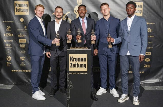 20220919 26. Bruno-Gala WIEN, OESTERREICH - 19. SEPTEMBER: Die Teamspieler der oesterreichischen Nationalmannschaft Nicolas Seiwald, Andreas Ulmer, David Alaba, Patrick Pentz und Muhammed-Cham Saracevic mit ihren Brunos nach der Preisverleihung anlaesslich des 26. Bruno Galas, Das Fest Der SpielerInnen, praesentiert von Kronen Zeitung im Globe Wien in der Marx-Halle am 19. September 2022 in Wien, Oesterreich. 220919_SEPA_17_026 Copyright: xIsabellexOuvrardx SEPAxMedia