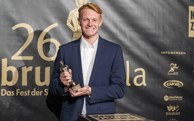 20220919 26. Bruno-Gala WIEN, OESTERREICH - 19. SEPTEMBER: Spieler von FC Red Bull Salzburg Nicolas Seiwald, Preistraeger der Bruno-Award in der Kategorie Aufsteiger der Saison praesentiert von Moser Medical waehrend der Preisverleihung anlaesslich des 26. Bruno Galas, Das Fest Der SpielerInnen, praesentiert von Kronen Zeitung im Globe Wien in der Marx-Halle am 19. September 2022 in Wien, Oesterreich. 220919_SEPA_17_012 Copyright: xIsabellexOuvrardx SEPAxMedia