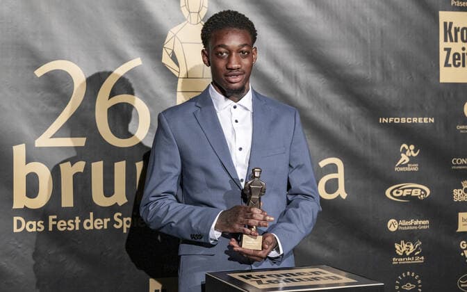 20220919 26. Bruno-Gala WIEN, OESTERREICH - 19. SEPTEMBER: Spieler von SC AUstria Lustenau Muhammed-Cham Saracevic, Preistraeger der Bruno-Award in der Kategorie Spieler der Saison 2. Liga praesentiert von ML Marketing waehrend der Preisverleihung anlaesslich des 26. Bruno Galas, Das Fest Der SpielerInnen, praesentiert von Kronen Zeitung im Globe Wien in der Marx-Halle am 19. September 2022 in Wien, Oesterreich. 220919_SEPA_17_006 Copyright: xIsabellexOuvrardx SEPAxMedia
