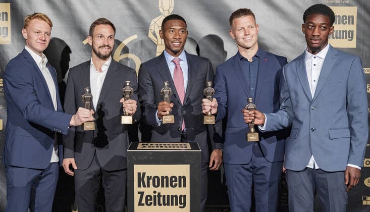 20220919 26. Bruno-Gala WIEN, OESTERREICH - 19. SEPTEMBER: Die Teamspieler der oesterreichischen Nationalmannschaft Nicolas Seiwald, Andreas Ulmer, David Alaba, Patrick Pentz und Muhammed-Cham Saracevic mit ihren Brunos nach der Preisverleihung anlaesslich des 26. Bruno Galas, Das Fest Der SpielerInnen, praesentiert von Kronen Zeitung im Globe Wien in der Marx-Halle am 19. September 2022 in Wien, Oesterreich. 220919_SEPA_17_028 Copyright: xIsabellexOuvrardx SEPAxMedia