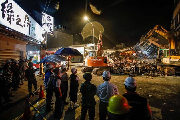 Bilder des Jahres 2022, News 09 September News Themen der Woche KW38 September 19, 2022, Yuli, Hualien, Taiwan: Local officials and soldiers oversee a wreckage removal operation at a collapsed residential building after a magnitude 6.8 earthquake hitting Taiwan caused damages to buildings, bridges and different structures across Taiwan, with some collapsed and of cases of people got trapped in rubble were also reported. Schools in Hualien and several train services have been suspended as international experts have said there could be aftershocks in the coming days or weeks. Yuli Taiwan - ZUMAs313 20220919_zip_s313_004 Copyright: xDanielxCengxShou-Yix