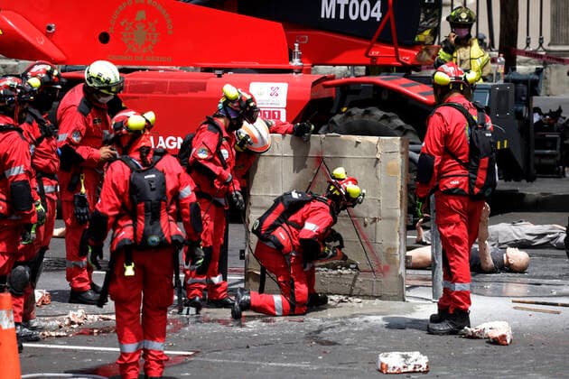 September 19, 2022, Mexico City, Mexico: Emergency and rescue corps from the Secretaries of National Defense, Navy, Public Security and the National Guard participate in a drill for the National Day of Civil Protection and the anniversary of the earthquakes from 1985 and 2017. on September 19, 2022 in Mexico City, Mexico. Mexico City Mexico - ZUMAe321 20220919_zia_e321_114 Copyright: xLuisxBarronxEyepixxGroupx