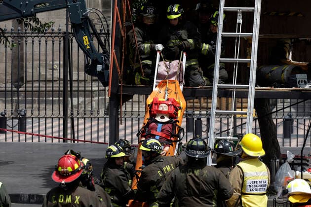 September 19, 2022, Mexico City, Mexico: Emergency and rescue corps from the Secretaries of National Defense, Navy, Public Security and the National Guard participate in a drill for the National Day of Civil Protection and the anniversary of the earthquakes from 1985 and 2017. on September 19, 2022 in Mexico City, Mexico. Mexico City Mexico - ZUMAe321 20220919_zia_e321_115 Copyright: xLuisxBarronxEyepixxGroupx