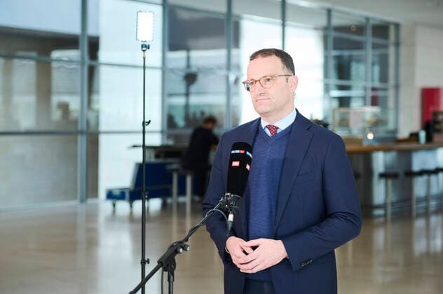 Berlin, Jens Spahn gibt Interview im Bundestag Jens Spahn während eines Interviews auf der Fraktionsebene des Deutschen Bundestag am 20.09.2022 in Berlin. Berlin Bundestag Berlin Deutschland *** Berlin, Jens Spahn gives interview in the Bundestag Jens Spahn during an interview at the parliamentary group level of the German Bundestag on 20 09 2022 in Berlin Berlin Bundestag Berlin Germany