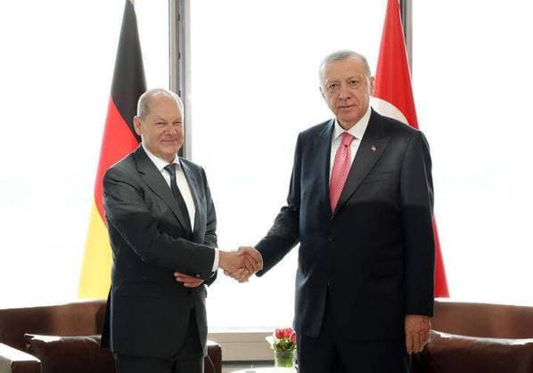News Bilder des Tages New York, Deutschlands Bundeskanzler Olaf Scholz trifft Türkei-Präsidenten Recep Tayyip Erdogan Turkish President Recep Tayyip Erdogan meets with German Chancellor Olaf Schulz on the sidelines of of the 77th General Debate of the UN General Assembly in New York, USA Turkish President Recep Tayyip Erdogan meets with German Chancellor Olaf Schulz on the sidelines of of the 77th General Debate of the UN General Assembly in New York, USA on September 20, 2022. Photo by Turkish presidency apaimages New York New York United States of America 200922_NEWYORK_TP_00 (1) Copyright: xapaimagesxTurkishxpresidencyx xapaimagesx