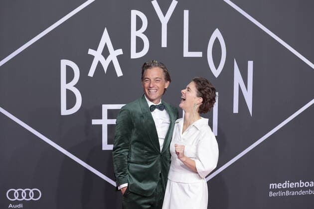 Entertainment Themen der Woche KW38 Entertainment Bilder des Tages Volker Bruch, Liv Lisa Fries, Deutschland, Berlin, Weltpremiere der neuen Staffel der national wie international gefeierten TV-Serie BABYLON BERLIN, am 20. September 2022 im Delphi-Filmpalast. *** Volker Bruch, Liv Lisa Fries, Germany, Berlin, world premiere of the new season of the nationally and internationally acclaimed TV series BABYLON BERLIN, on September 20, 2022 at the Delphi Filmpalast.