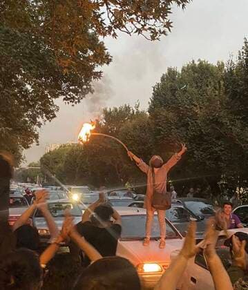 News Bilder des Tages September 21, 2022, Tehran, Tehran, Iran: This photo shows a protester against the mandatory hijab during a protest over the death of a young woman who had been detained for violating the country s conservative dress code, in downtown Tehran, Iran. Iran faced international criticism on Tuesday over the death of a woman held by its morality police, which ignited three days of protests, including clashes with security forces in the capital and other unrest that claimed at least three lives. Tehran Iran - ZUMAi98_ 20220921_zih_i98_012 Copyright: xSocialxMediax