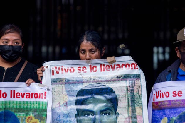 News Bilder des Tages September 20, 2022, Mexico City, CDMX, Mexico: Students from the Isidro Burgos teacherÃ‚Â s rural school in Ayotzinapa, as well as mothers and fathers of the 43 missing youths, called for a protest in front of the Ministry of Foreign Affairs to demand to speed up the process for the extradition of Tomas Zeron de Lucio, former head of the Criminal Investigation Agency (AIC by its acronym in Spanish), who is in Israel. Zeron de Lucio is accused of torture and forced disappearance in connection with the case Mexico City Mexico - ZUMAl178 20220920_znp_l178_030 Copyright: xCristianxLeyvax