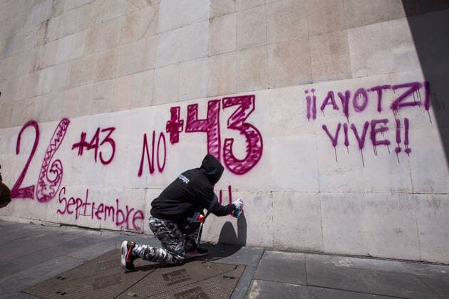News Bilder des Tages September 20, 2022, Mexico City, CDMX, Mexico: Students from the Isidro Burgos teacherÃ‚Â s rural school in Ayotzinapa, as well as mothers and fathers of the 43 missing youths, called for a protest in front of the Ministry of Foreign Affairs to demand to speed up the process for the extradition of Tomas Zeron de Lucio, former head of the Criminal Investigation Agency (AIC by its acronym in Spanish), who is in Israel. Zeron de Lucio is accused of torture and forced disappearance in connection with the case Mexico City Mexico - ZUMAl178 20220920_znp_l178_038 Copyright: xCristianxLeyvax