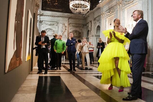 2022 09 21 10 50 37 AMSTERDAM King Willem Alexander with Iriee Zamblee, one of the three winners, in the Royal Palace for the presentation of the Royal Prize for Free Painting 2022 The king awarded the prize to three young artists ANP OLAF KRAAK netherlands out belgium out  Copyright: xx x455113909x originalFilename: 455113909.jpg