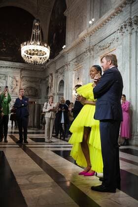 2022 09 21 10 50 35 AMSTERDAM King Willem Alexander with Iriee Zamblee, one of the three winners, in the Royal Palace for the presentation of the Royal Prize for Free Painting 2022 The king awarded the prize to three young artists ANP OLAF KRAAK netherlands out belgium out  Copyright: xx x455113912x originalFilename: 455113912.jpg