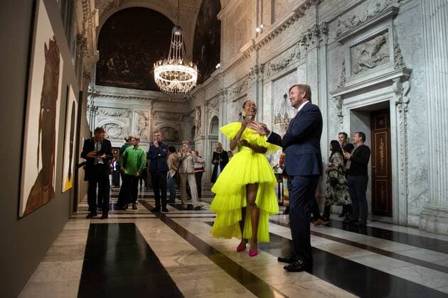 2022 09 21 10 50 38 AMSTERDAM King Willem Alexander with Iriee Zambie, one of the three winners, in the Royal Palace for the presentation of the Royal Prize for Free Painting 2022 The King will present the prize to three young artists ANP OLAF KRAAK netherlands out belgium out  Copyright: xx x455113915x originalFilename: 455113915.jpg