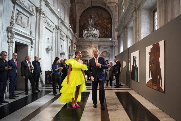 2022 09 21 10 51 09 AMSTERDAM King Willem Alexander with Iriee Zambie, one of the three winners, in the Royal Palace for the presentation of the Royal Prize for Free Painting 2022 The King will present the prize to three young artists ANP OLAF KRAAK netherlands out belgium out  Copyright: xx x455113918x originalFilename: 455113918.jpg