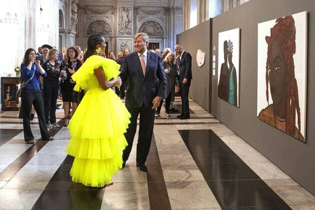 2022 09 21 10 51 07 AMSTERDAM King Willem Alexander with Iriee Zambie, one of the three winners, in the Royal Palace for the presentation of the Royal Prize for Free Painting 2022 The King will present the prize to three young artists ANP OLAF KRAAK netherlands out belgium out  Copyright: xx x455113920x originalFilename: 455113920.jpg