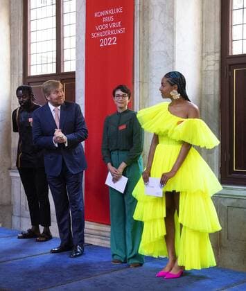 2022 09 21 10 40 59 AMSTERDAM King Willem Alexander with winners Kenneth Aidoo, Eva Spierenburg Iriee Zamblee, in the Royal Palace for the presentation of the Royal Prize for Free Painting 2022 The King awarded the prize to three young artists ANP OLAF KRAAK netherlands out belgium out  Copyright: xx x455113924x originalFilename: 455113924.jpg