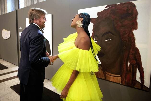 2022 09 21 10 48 53 AMSTERDAM King Willem Alexander with Iriee Zambie, one of the three winners, in the Royal Palace for the presentation of the Royal Prize for Free Painting 2022 The King will present the prize to three young artists ANP OLAF KRAAK netherlands out belgium out  Copyright: xx x455113925x originalFilename: 455113925.jpg