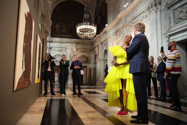 2022 09 21 10 49 55 AMSTERDAM King Willem Alexander with Iriee Zambie, one of the three winners, in the Royal Palace for the presentation of the Royal Prize for Free Painting 2022 The King will present the prize to three young artists ANP OLAF KRAAK netherlands out belgium out  Copyright: xx x455113926x originalFilename: 455113926.jpg