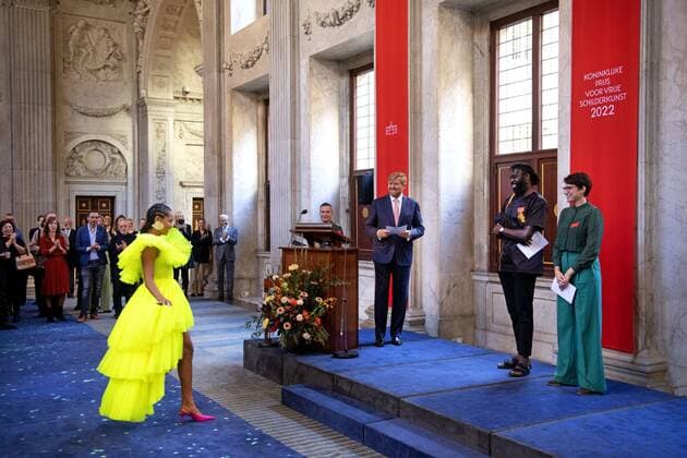 2022 09 21 10 40 04 AMSTERDAM King Willem Alexander with winners Iriee Zambie, Kenneth Aidoo, Eva Spierenburg at the Royal Palace for the presentation of the Royal Prize for Free Painting 2022 The King will award the prize to three young artists ANP OLAF KRAAK netherlands out belgium out  Copyright: xx x455113927x originalFilename: 455113927.jpg