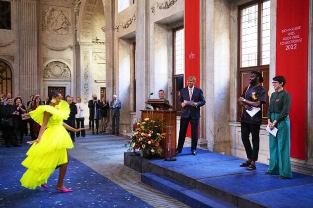 2022 09 21 10 40 04 AMSTERDAM King Willem Alexander with winners Iriee Zambie, Kenneth Aidoo, Eva Spierenburg at the Royal Palace for the presentation of the Royal Prize for Free Painting 2022 The King will award the prize to three young artists ANP OLAF KRAAK netherlands out belgium out  Copyright: xx x455113931x originalFilename: 455113931.jpg