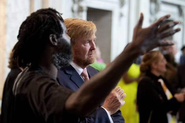 2022 09 21 10 51 40 AMSTERDAM King Willem Alexander with winner Kenneth Aidoo in the Royal Palace for the presentation of the Royal Prize for Free Painting 2022 The king awarded the prize to three young artists ANP OLAF KRAAK netherlands out belgium out  Copyright: xx x455114013x originalFilename: 455114013.jpg