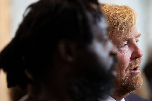 2022 09 21 10 51 49 AMSTERDAM King Willem Alexander with winner Kenneth Aidoo in the Royal Palace for the presentation of the Royal Prize for Free Painting 2022 The king awarded the prize to three young artists ANP OLAF KRAAK netherlands out belgium out  Copyright: xx x455114015x originalFilename: 455114015.jpg