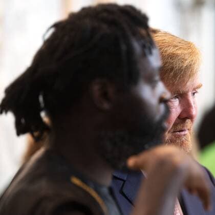 2022 09 21 10 51 44 AMSTERDAM King Willem Alexander with winner Kenneth Aidoo in the Royal Palace for the presentation of the Royal Prize for Free Painting 2022 The king awarded the prize to three young artists ANP OLAF KRAAK netherlands out belgium out  Copyright: xx x455114018x originalFilename: 455114018.jpg