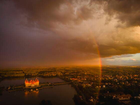 Regenstimmung Barockschloss Moritzburg mit Unwetterhimmel Moritzburg Sachsen GERMANY *** Rain mood baroque castle Moritzburg with stormy sky Moritzburg Saxony GERMANY
