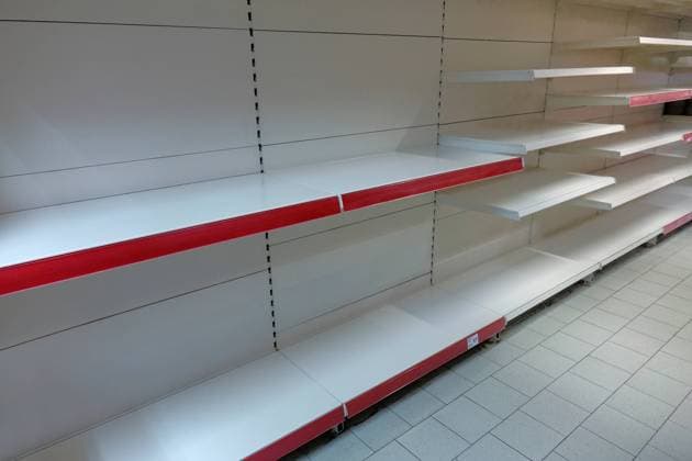 Geschäft mit leeren Regalen Geschäft mit leeren Regalen, 17.09.2022, Werder, Brandenburg, In einem Geschäft befinden sich leere Regale. *** store with empty shelves store with empty shelves, 17 09 2022, Werder, Brandenburg, In a store there are empty shelves