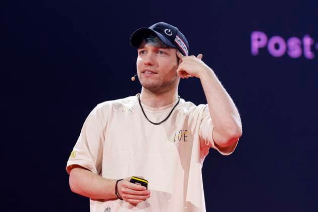 Entertainment Themen der Woche KW38 Entertainment Bilder des Tages Youtuber Rezo bei seinem Vortrag Exposed: Wie Influencer ihre Werbekunden verarschen auf der Red Stage auf der DMEXCO. Die DMEXCO ist eine einmal im Jahr stattfindende Fachmesse für digitales Marketing & Werbung. Die größte Kongressmesse für die Digitalbranche in Europa findet seit 2009 in Köln statt. Köln, 21.09.2022 NRW Deutschland *** Youtuber Rezo during his talk Exposed How influencers screw their advertisers on the Red Stage at DMEXCO DMEXCO is a trade fair for digital marketing advertising held once a year The largest congress trade fair for the digital industry in Europe has been held in Cologne since 2009 Cologne, 21 09 2022 NRW Germany Copyright: xChristophxHardtx