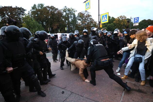 Bilder des Jahres 2022, News 09 September News Themen der Woche KW38 News Bilder des Tages ST PETERSBURG, RUSSIA - SEPTEMBER 21, 2022: Police officers detain a protester during an unauthorised rally against a partial mobilisation announced by Russia s President Vladimir Putin on September 21, 2022. The Russian Armed Forces are carrying out a special military operation in Ukraine in response to requests from the leaders of the Donetsk People s Republic and Lugansk People s Republic for help. Alexander Demianchuk TASS  TS143353