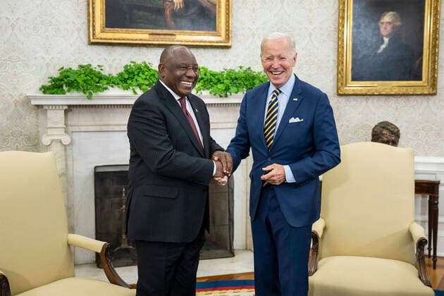 September 16, 2022, Washington, DC, United States of America: U.S President Joe Biden, welcomes South African President Cyril Ramaphosa before their bilateral face-to-face meeting at the Oval Office of the White House, September 16, 2022 in Washington, D.C. Washington United States of America - ZUMAp138 20220916_zaa_p138_055 Copyright: xAdamxSchultz WhitexHousex