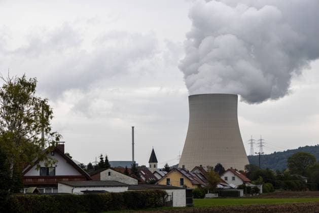 Energieversorgung und Energiegewinnung in Deutschland 2022 Essenbach - Deutschland - 16. September 2022: Das Kernkraftwerk Isar 2. Die letzten drei verbliebenen Atomkraftwerke in Deutschland sollen bis Ende des Jahres 2022 abgeschaltet werden. Seit Beginn der Invasion Russlands am 24.2.2022 in die Ukraine hat sich die Energieversorgung in Deutschland dramatisch verändert und die Preise für alle Energieformen sich vervielfacht. Bayern