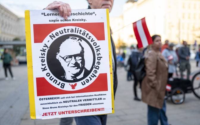 20220921 Kundgebung Soldaten des BH fuer Beibehaltung der gesetzlich verankerte immerwaehrenden Neutralitaet WIEN, OESTERREICH - 21. SEPTEMBER: TeilnehmerInnen waehrend der Kundgebung -Soldaten fuer Neutralitaet- fuer die Beibehaltung der gesetzlich verankerten immerwaehrenden Neutralitaet anlaesslich des Internationalen Tages des Weltfriedens am Platz der Menschenrechte am 21. September 2022 in Wien, Oesterreich. 220921_SEPA_17_073 Copyright: xIsabellexOuvrardx SEPAxMedia