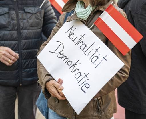 20220921 Kundgebung Soldaten des BH fuer Beibehaltung der gesetzlich verankerte immerwaehrenden Neutralitaet WIEN, OESTERREICH - 21. SEPTEMBER: TeilnehmerInnen waehrend der Kundgebung -Soldaten fuer Neutralitaet- fuer die Beibehaltung der gesetzlich verankerten immerwaehrenden Neutralitaet anlaesslich des Internationalen Tages des Weltfriedens am Platz der Menschenrechte am 21. September 2022 in Wien, Oesterreich. 220921_SEPA_17_066 Copyright: xIsabellexOuvrardx SEPAxMedia
