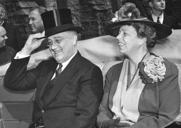 Berühmte Feministinnen, Eleanor Roosevelt RECORD DATE NOT STATED President Franklin D. Roosevelt and Mrs. Eleanor Roosevelt shown leaving church. 1063_05_FDR_and_Eleanor_after_leaving_church