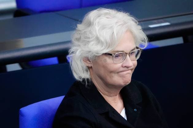 54. Bundestagssitzung und Debatte Aktuell,22.09.2022 Berlin, Verteidigungsministerin Christine Lambrecht (SPD) im Portrait auf der Regierungsbank bei der Debatte Unterstuetzung der Ukraine mit schweren Waffen bei der 54. Sitzung des Deutschen Bundestag in Berlin Berlin Berlin Deutschland *** 54 Bundestag session and debate Current,22 09 2022 Berlin, Defense Minister Christine Lambrecht SPD in portrait on the government bench during the debate support of Ukraine with heavy weapons at the 54 session of the German Bundestag in Berlin Berlin Germany