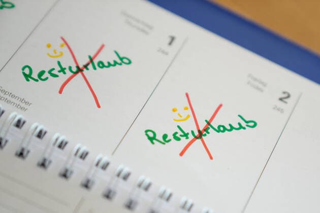 Symbolfoto Resturlaub und Urlaubsanspruch Symbolbild, Resturlaub, Rechtsanspruch auf Urlaub und Streichung der verbliebenen Urlaubstage des Arbeitsnehmers nicht mehr moeglich Deutschland *** Symbol photo remaining vacation and vacation entitlement symbol image, remaining vacation, legal entitlement to vacation and cancellation of the remaining vacation days of the employee no longer possible Germany